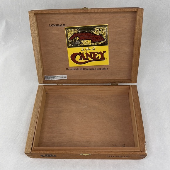 Wooden Cigar Box - Picture 4 of 5